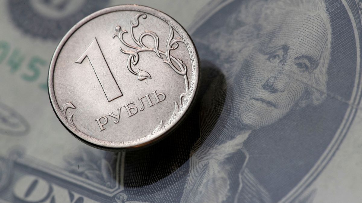 Ruské banky budou moci znovu prodávat lidem zahraniční měny v hotovosti