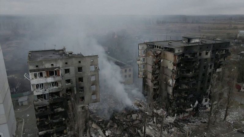 V Borodjance uvázla pod troskami stovka lidí, záchranáři k nim nemohou kvůli palbě