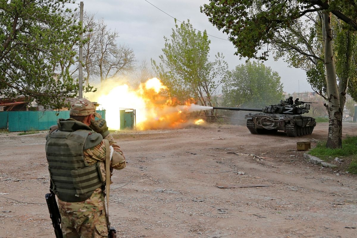 Члены пророссийских войск ведут огонь из танка возле металлургического комбината 