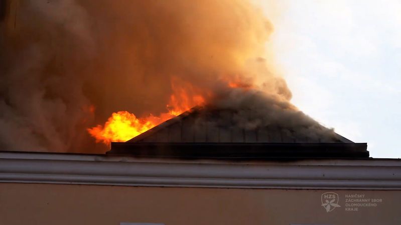 V centru Olomouce hořela dvě podlaží bytového domu, škoda je osm milionů