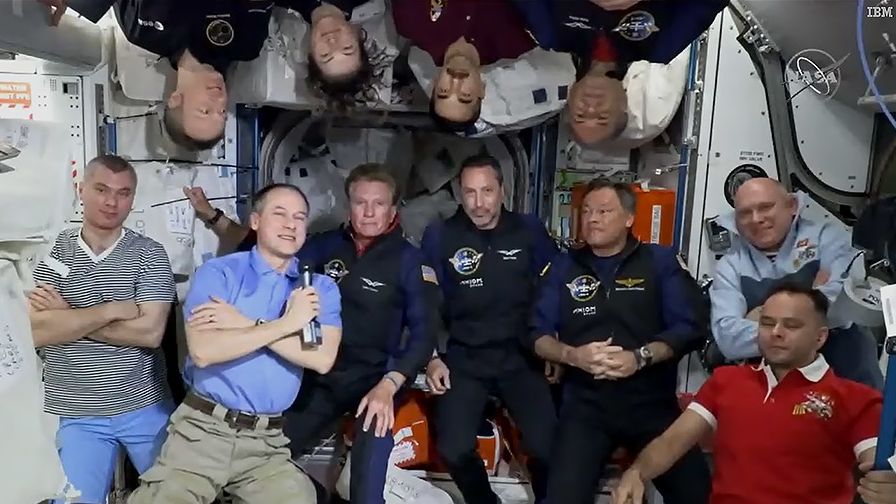 Z ISS se turisté vrátí až v neděli, odkládá se tím přílet nové posádky