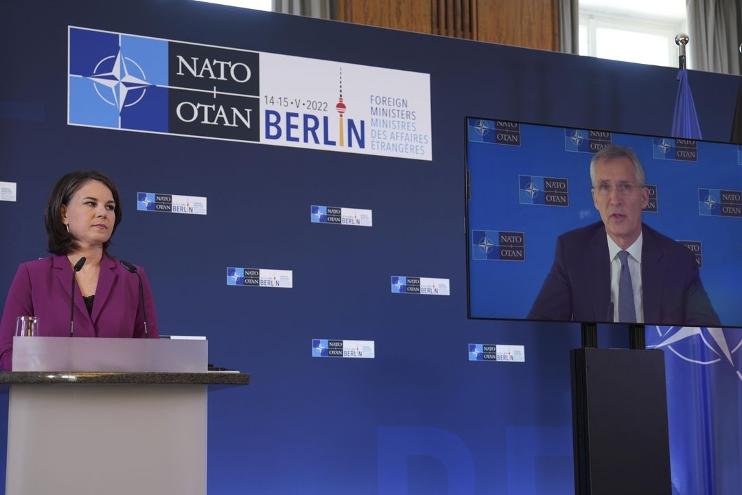Německá ministryně zahraničí Annalena Baerbocková a šéf NATO Jens Stoltenberg při společné konferenci 