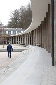 Po pravé straně Lázeňského náměstí je Malá a Velká kolonáda...