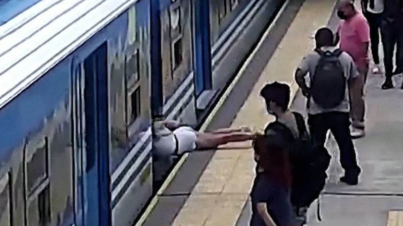 Hrůzná scéna z nástupiště v Argentině: Žena omdlela a zmizela pod rozjetým vlakem. Přežila