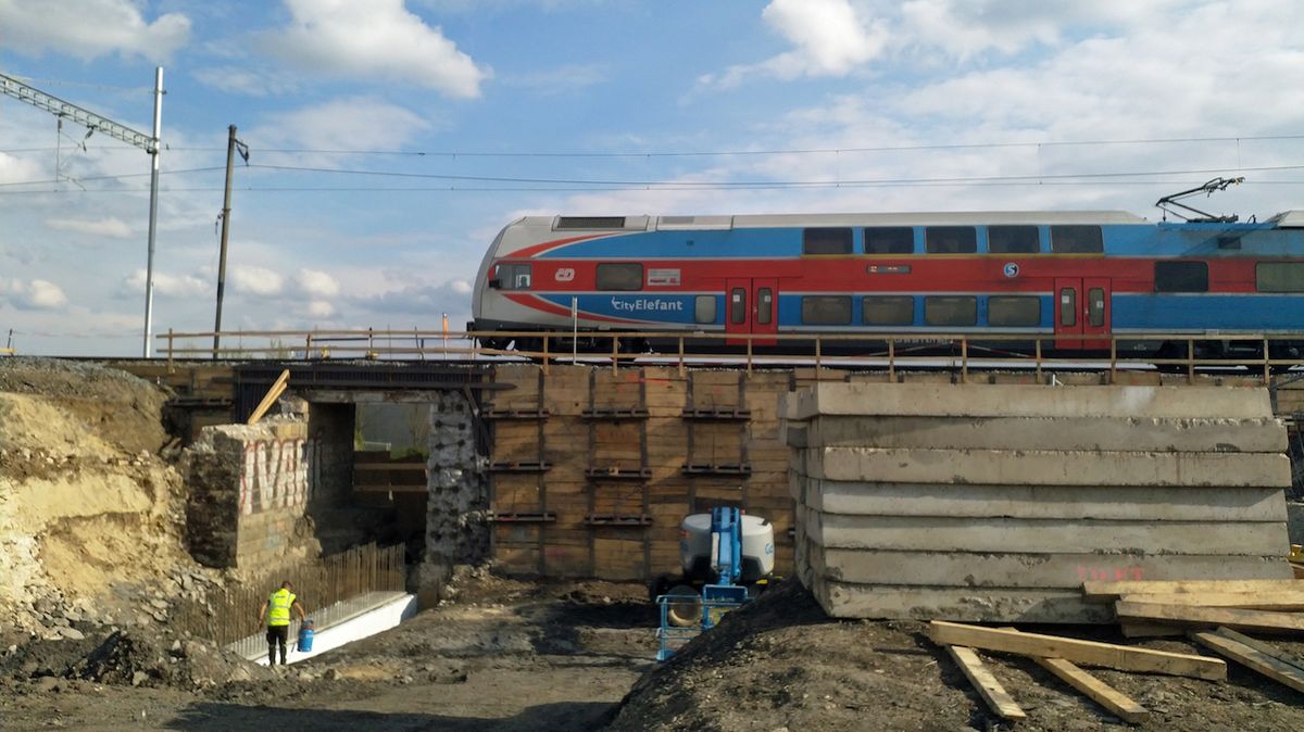 Kvůli sesuvům půdy na opravované trati v Praze byly zrušeny některé spoje