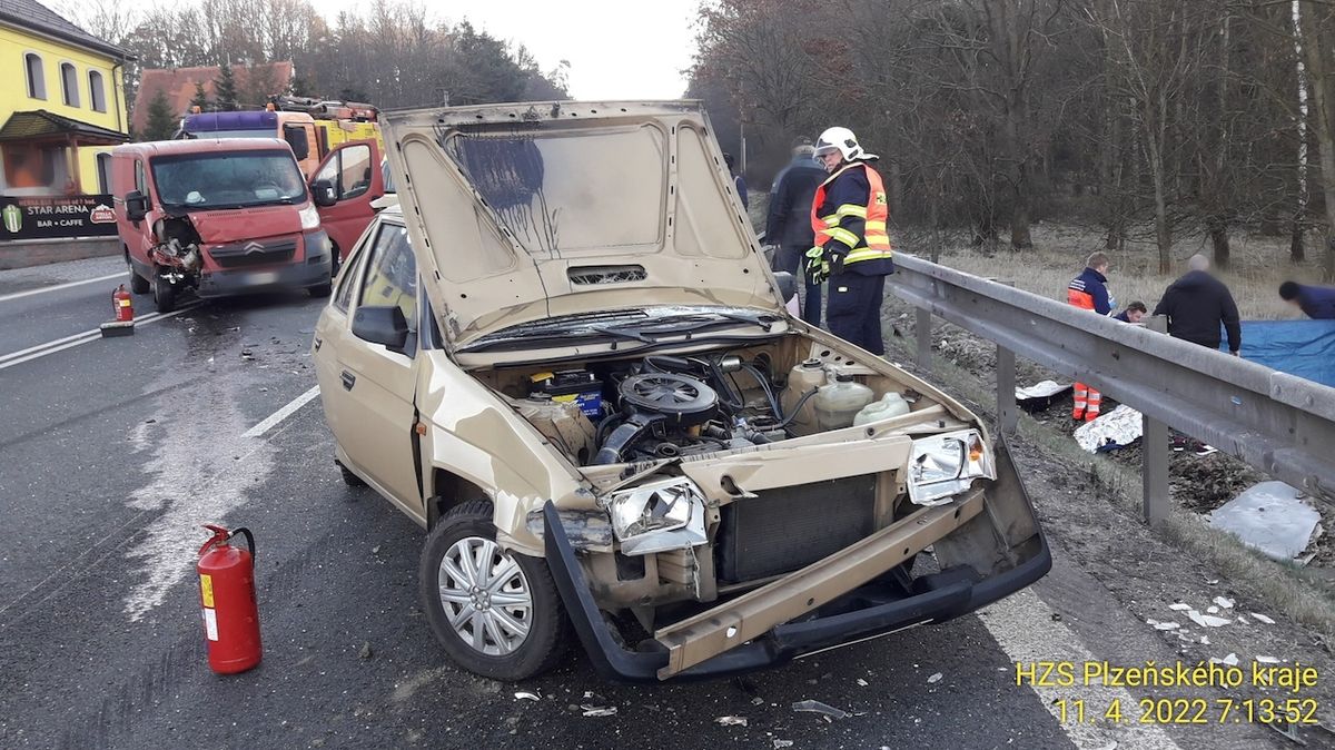 Řidič na Plzeňsku narazil do odstaveného auta, které zabilo ženu stojící u svodidla
