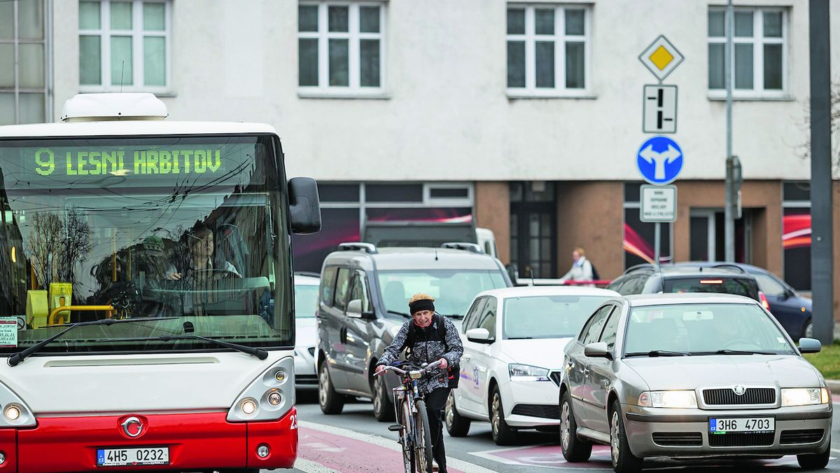 V pruzích pro autobusy MHD v Praze budou moci nově jezdit skútry a motorky