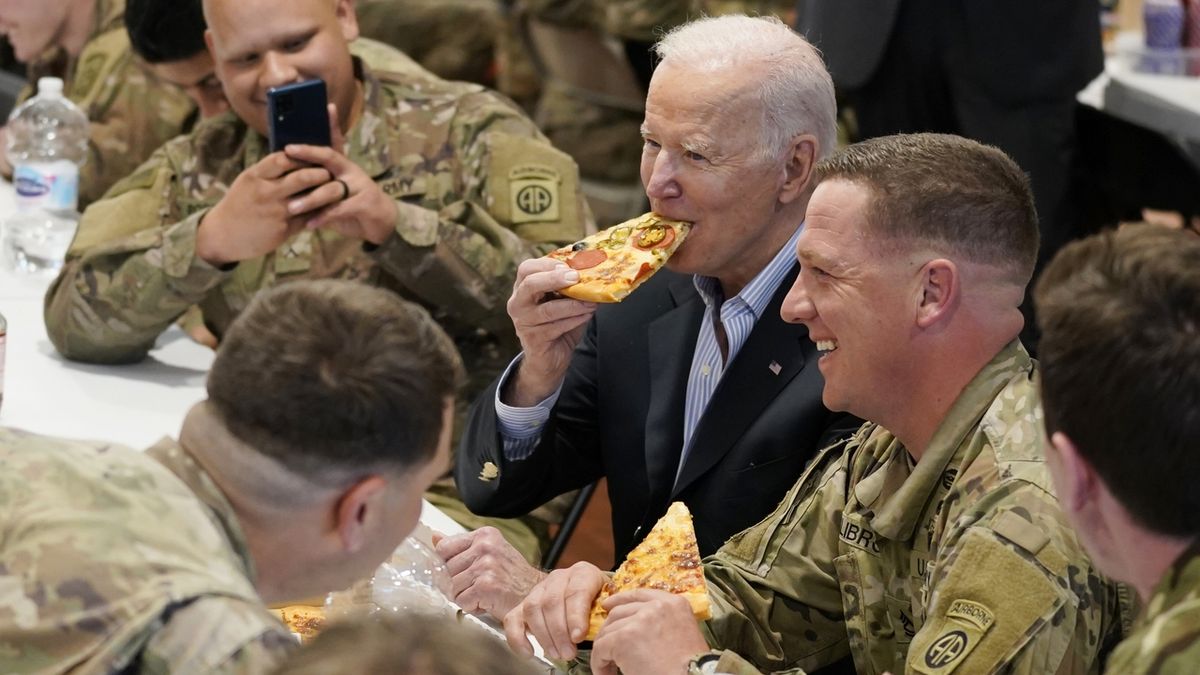 Pizza z krabice a kafe z kelímku. Biden s vojáky čekal na Dudu