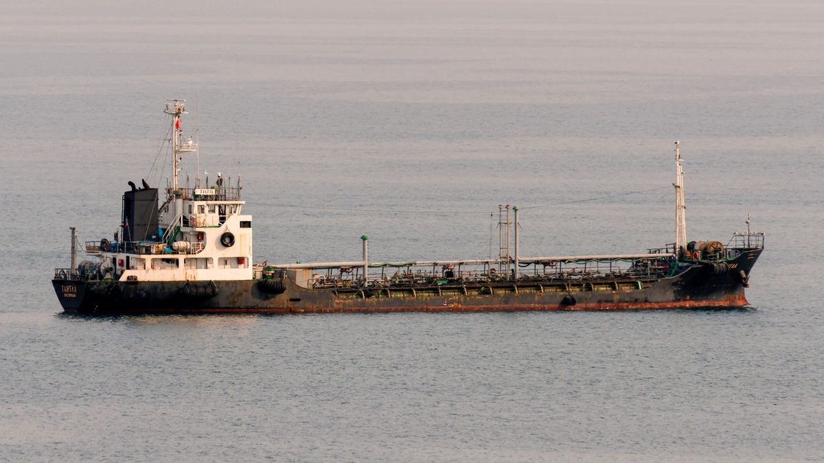 Ruský tanker v tichosti přeložil ropu na jinou loď, aby obešel sankce