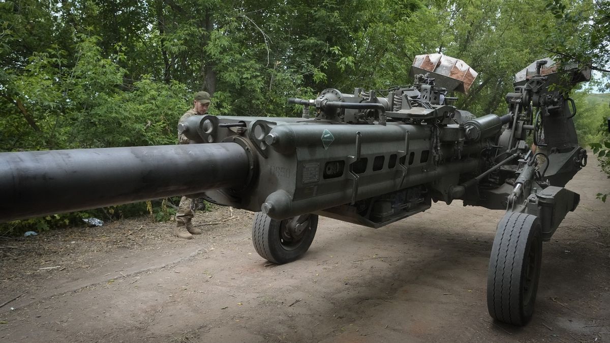 Ukrajincům nechybějí jen dělostřelecké granáty, houfnice slepují z vraků
