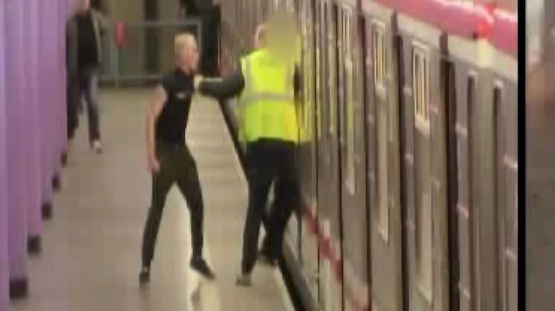 Člen ostrahy vzbudil na konečné mladíka v metru. Ten ho zbil