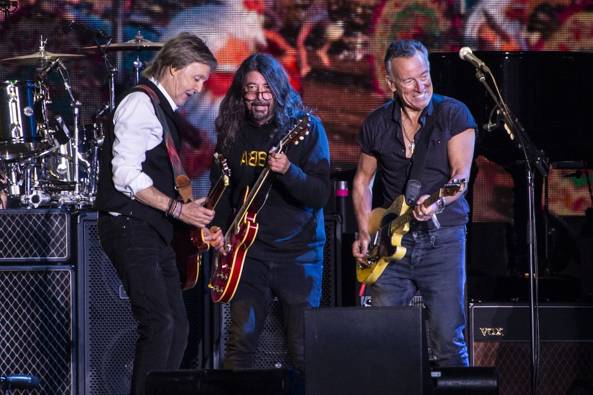 Tři hvězdy na pódiu, zleva Paul McCartney, Dave Grohl a Bruce Springsteen.