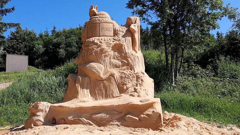 Sochaři vytvořili na Pustevnách sochy ohrožených zvířat z písku