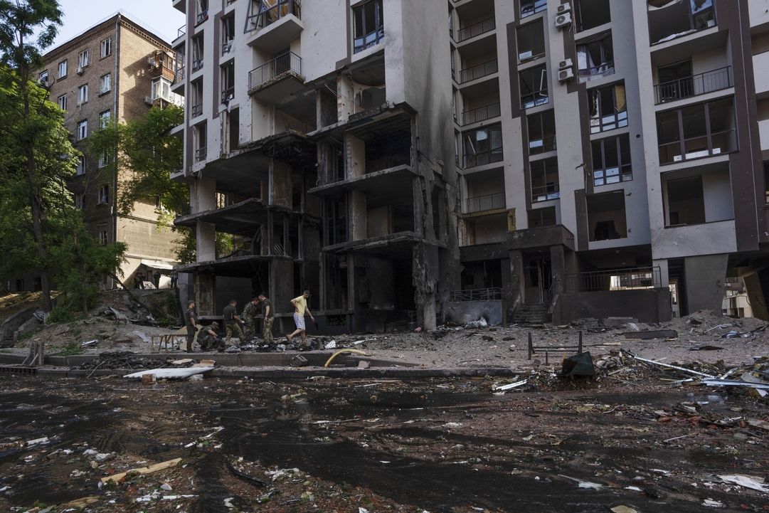 Место попадания российских ракет в жилой дом в Киеве в воскресенье.
