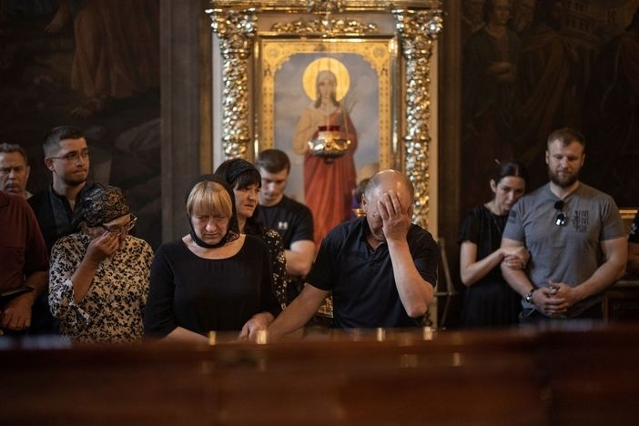 Прощание с украинским солдатом, павшим в Северодонецке, в Михайловском соборе в центре Киева.
