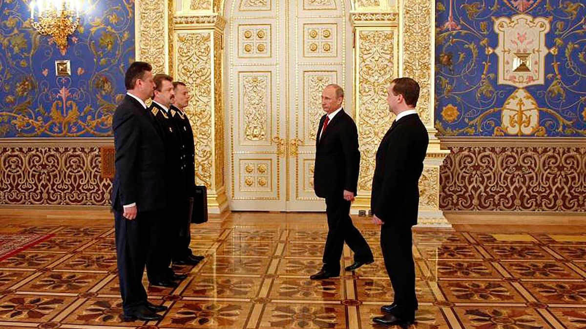 Ruský prezident Vladimir Putin (druhý zprava). Jeden z mužů na snímku drží kufřík s kódy k jaderným zbraním.