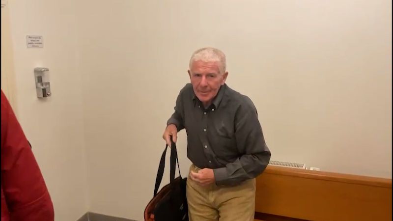 Un tribunal a suspendu les poursuites contre un homme de 81 ans de Pilsen pour blanchiment de millions de dollars en raison de problèmes de santé