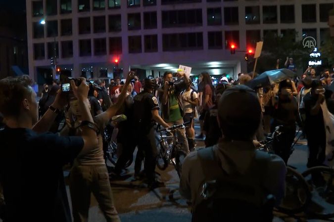Demonstranti se po rozhodnutí nejvyššího soudu USA o potratech střetli v hlavním městě s policií