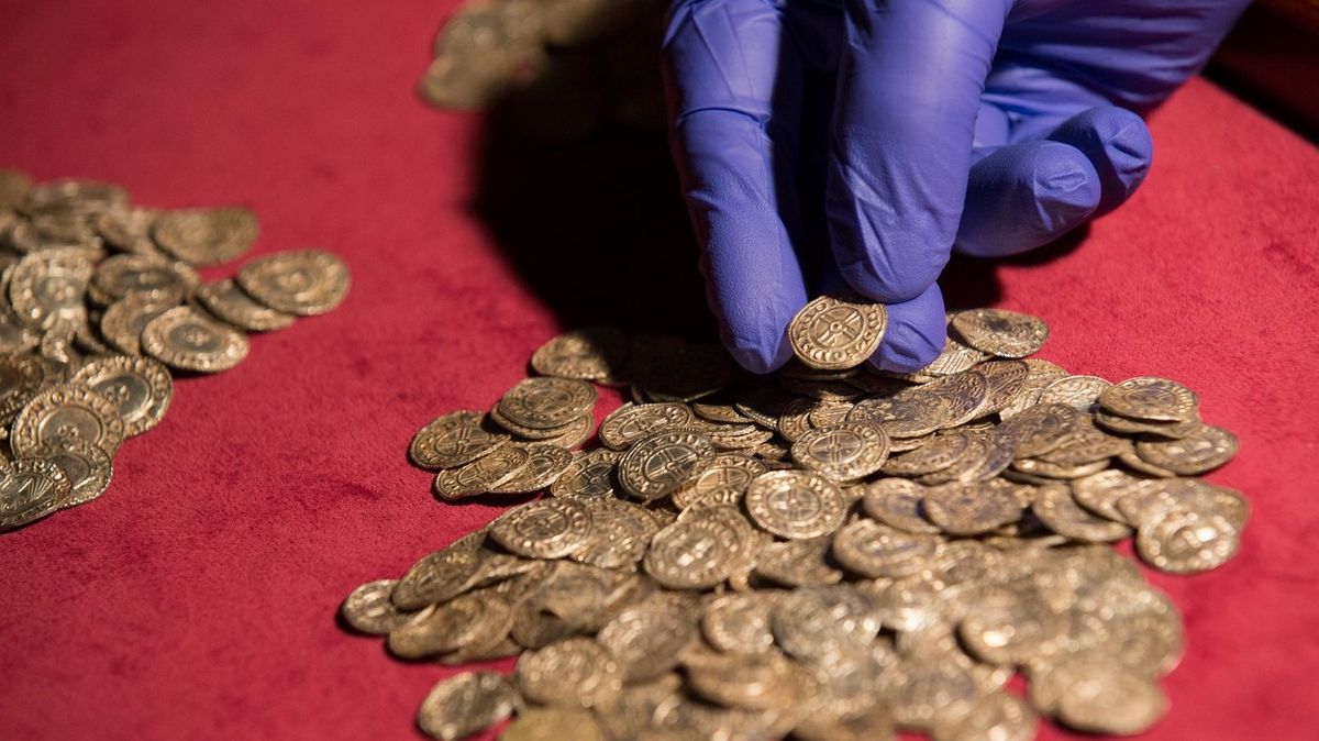 Britský pár našel pod podlahou zlatý poklad. Má hodnotu milionů korun