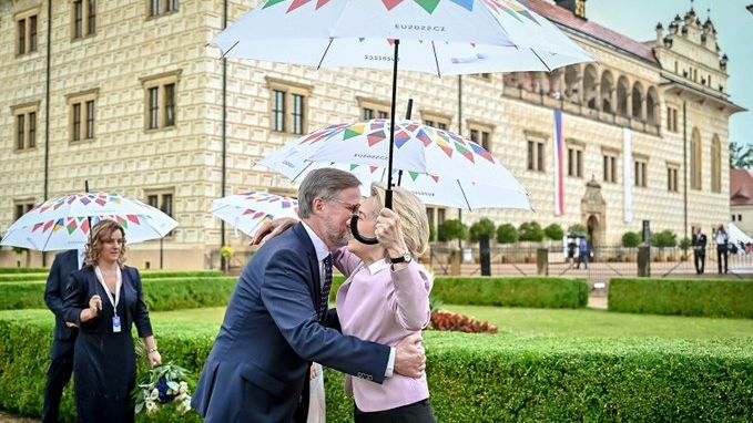 Fiala a von der Leyenová v deštivé Litomyšli. Česko přebírá předsednictví EU