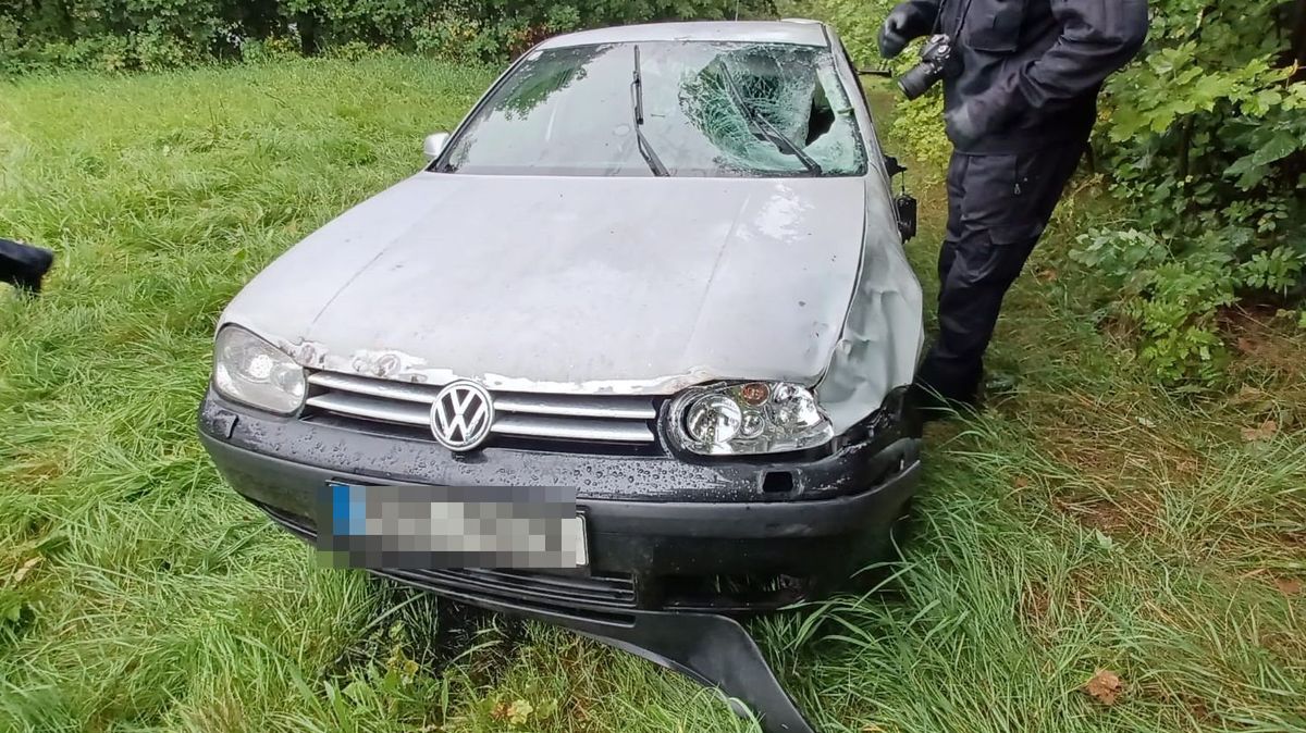 Řidič v Adršpachu srazil dva chodce a ujel. Oba jsou po smrti