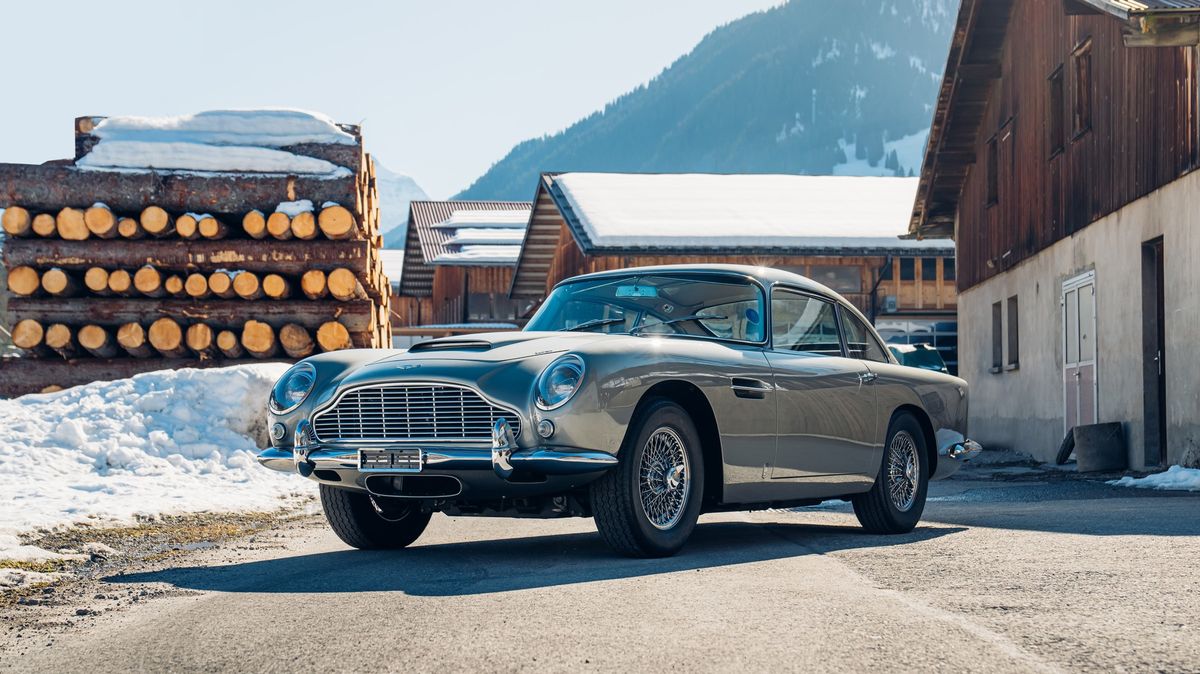 Bondovský Aston Martin Seana Conneryho se v dražbě prodal za závratnou sumu