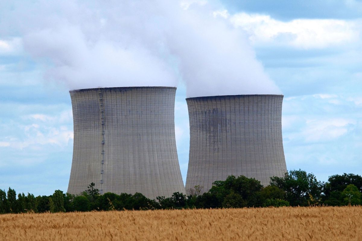 Jaderná elektrárna ve Francii poblíž města Blois.