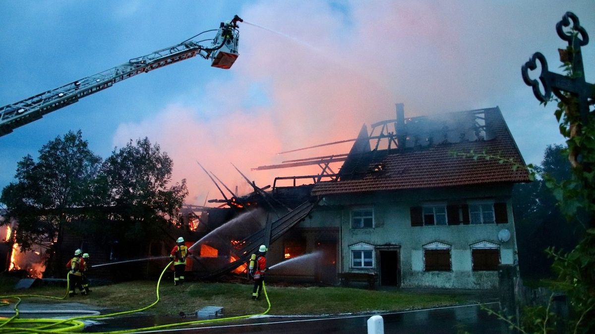 Na Německo udeřily bouřky: Zapálený statek od blesku, zaplavená dálnice, vyvrácené stromy