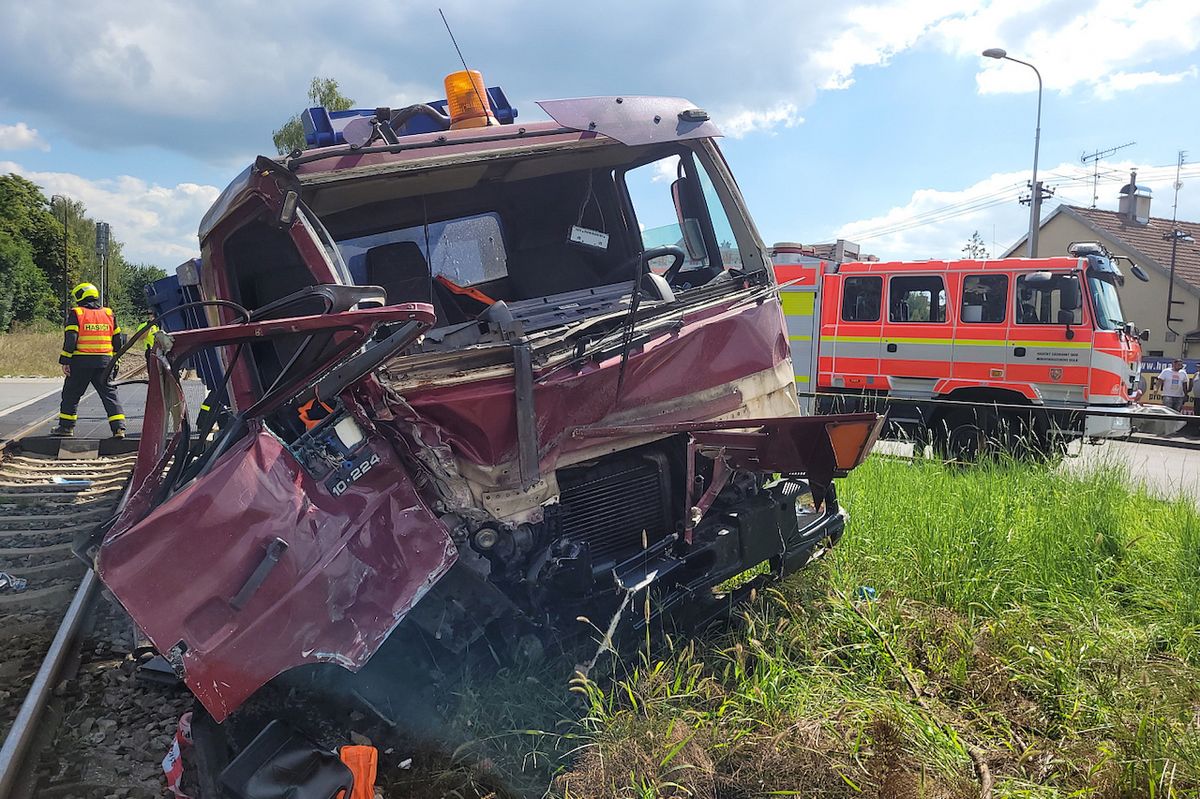 Při střetu s vlakem ve Frýdku-Místku se v nákladním autě zranili dva lidé