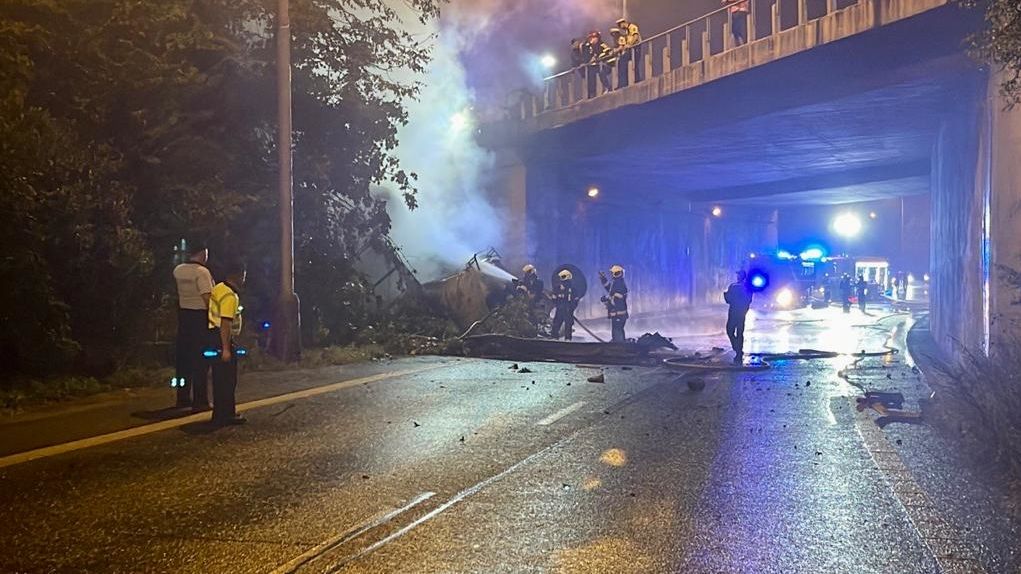 Kamion v Praze prorazil svodidla a sjel z mostu, po nárazu shořel