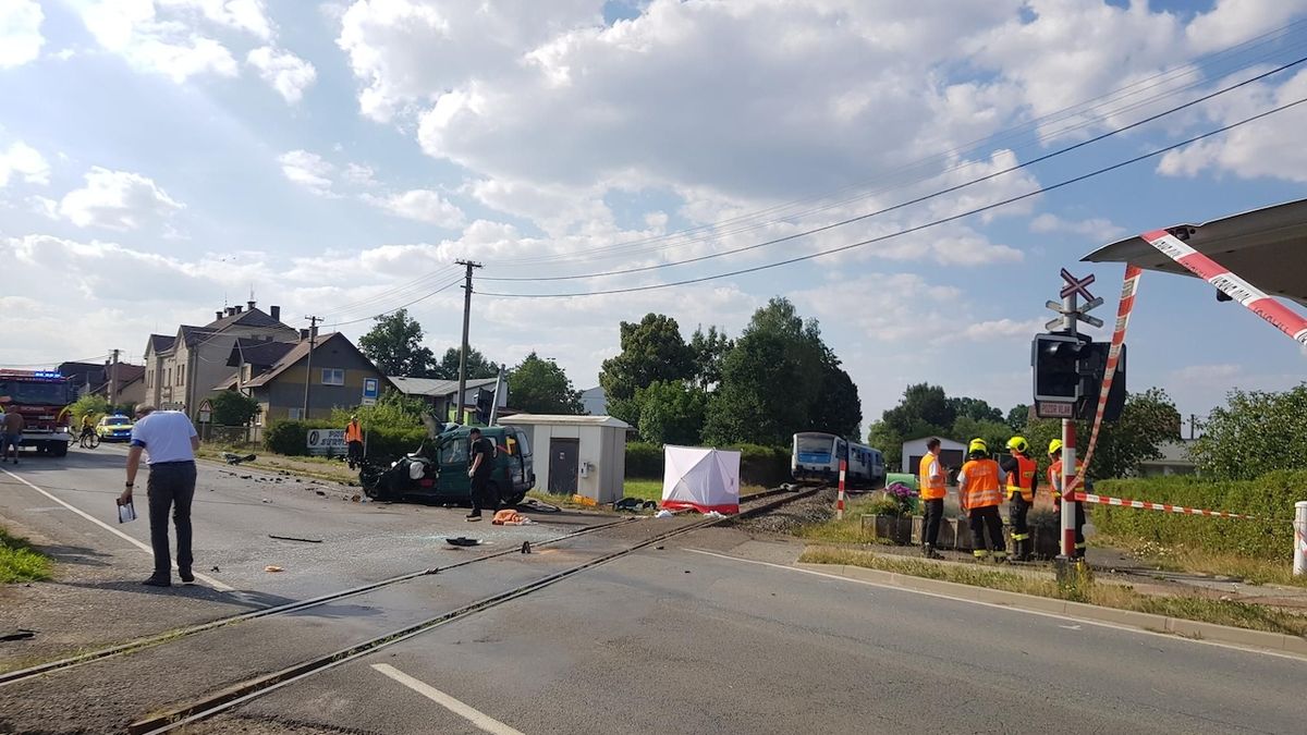 Tragická nehoda na přejezdu na Tachovsku: Mrtvá spolujezdkyně a dva zranění, vlak vykolejil