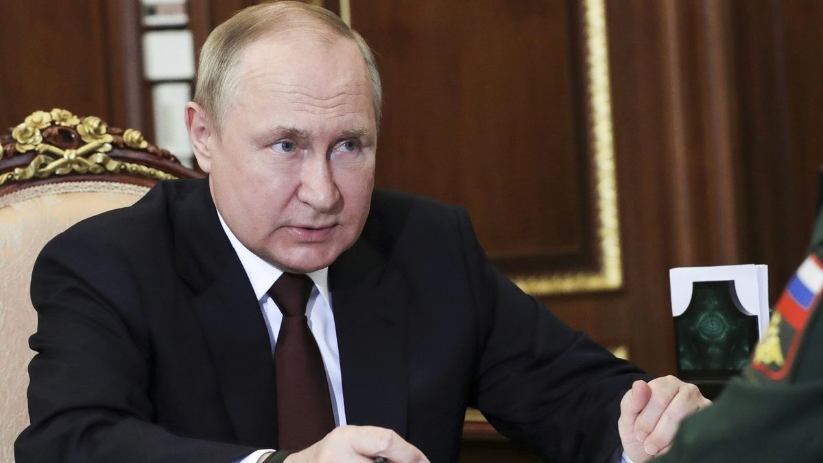 Ruský prezident Vladimir Putin na pondělním setkání s ministrem obrany Sergejem Šojguem