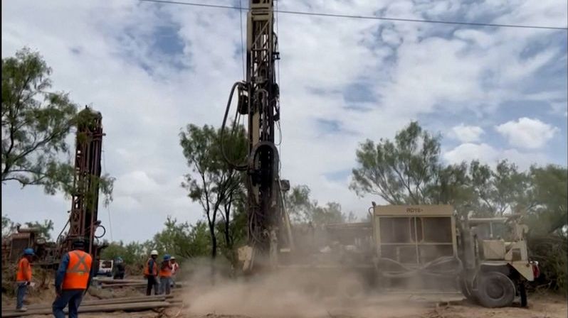 Záchrana horníků v Mexiku: Do zatopeného dolu chtějí poslat vodní dron
