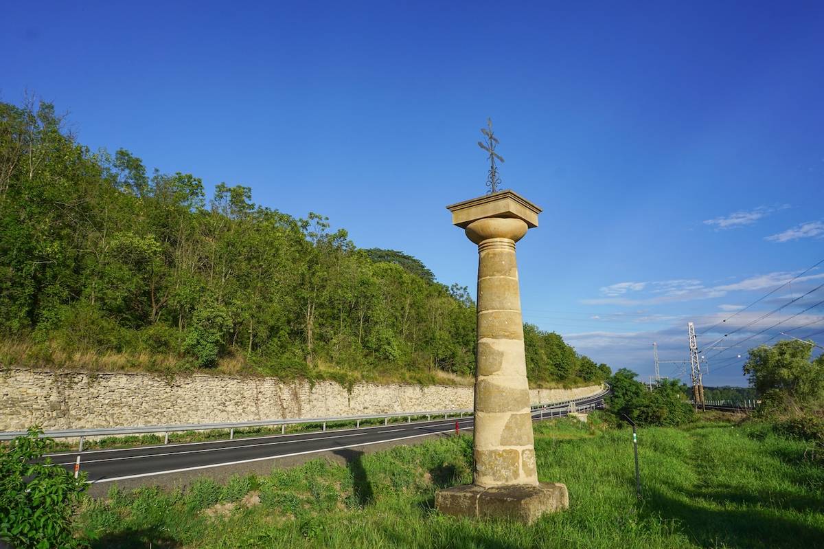 Sloup dříve označoval hranici Protektorátu Čechy a Morava a Velkoněmecké říše.