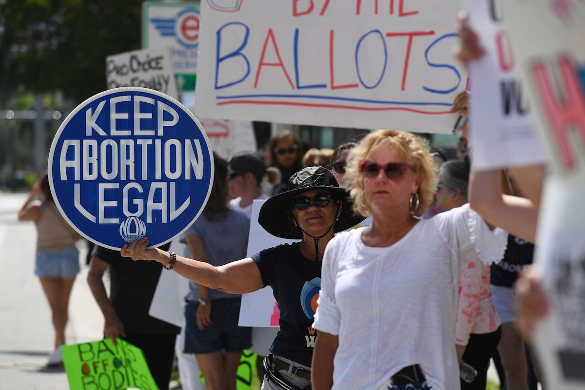 Protestující za práva na potrat před budovou floridského federálního soudu. 