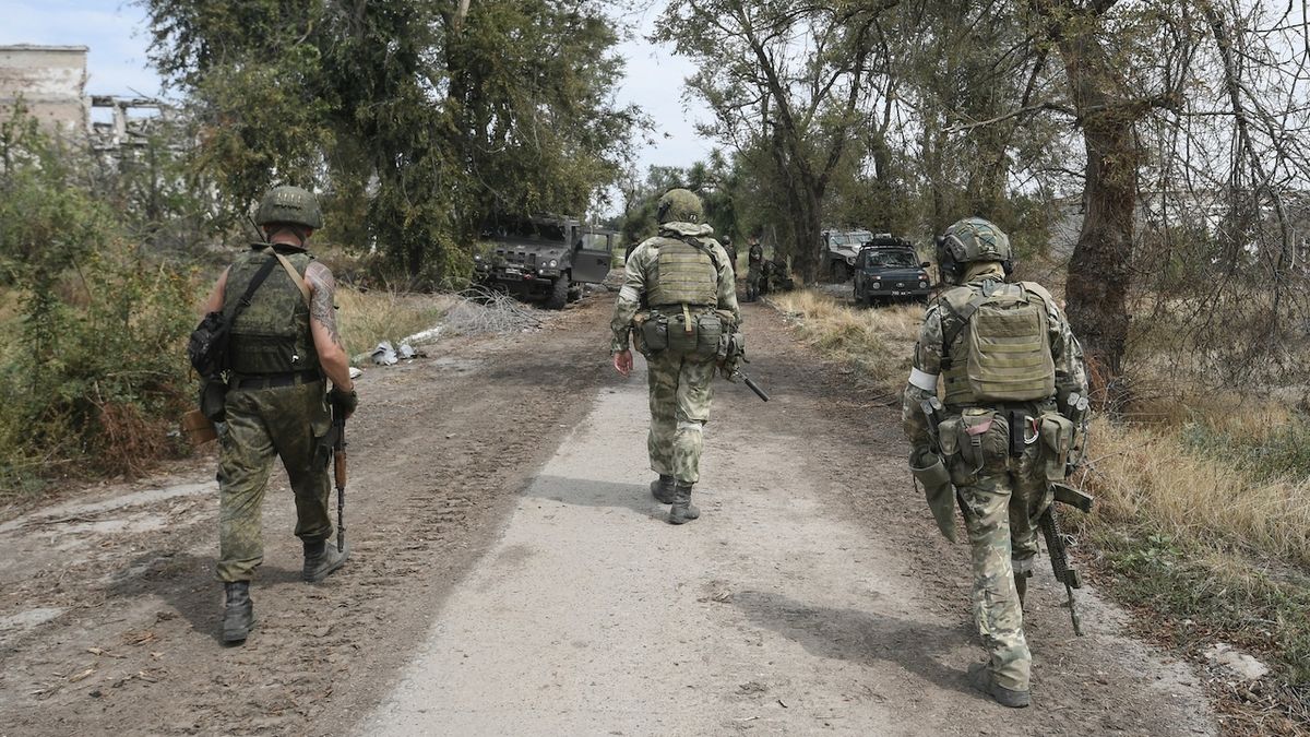 Ruští vojáci v Oleksandrivce v Chersonské oblasti