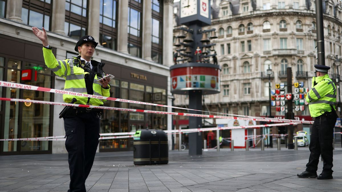 Muž v centru Londýna pobodal dva policisty