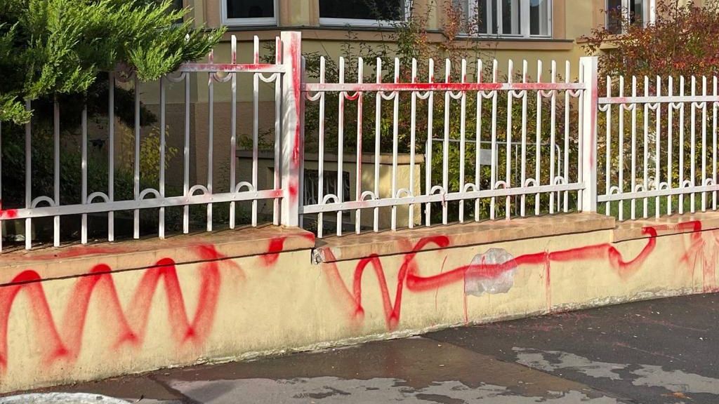 Policie bude ukrajinské velvyslanectví po incidentu s barvou nepřetržitě střežit
