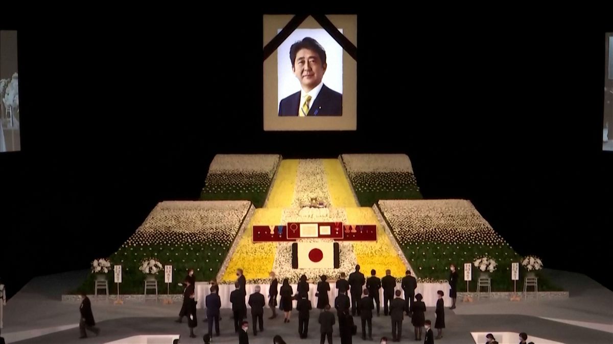 Salvou čestné stráže začal státní pohřeb japonského expremiéra Šinzóa Abeho