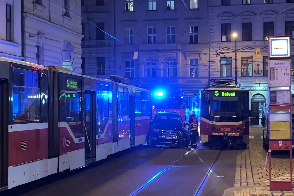 Tramvaje v centru Prahy skříply mezi sebe auto