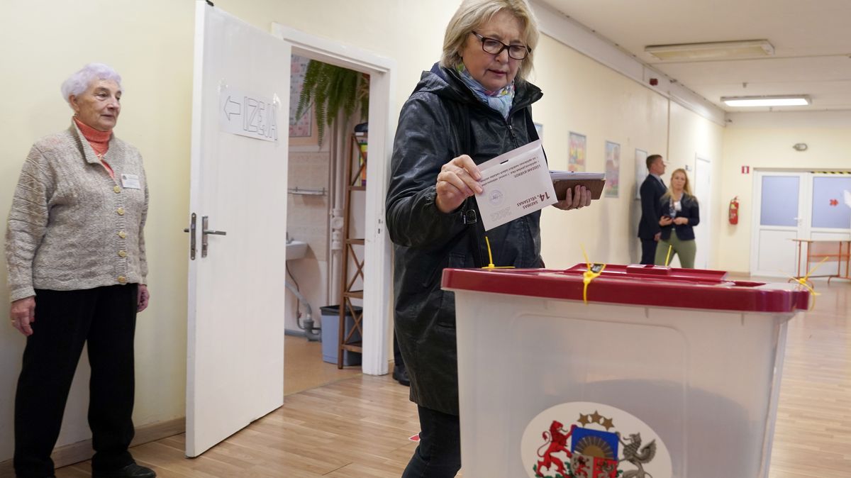 Podle prvních odhadů volby v Lotyšsku vyhrála strana premiéra Kariņše
