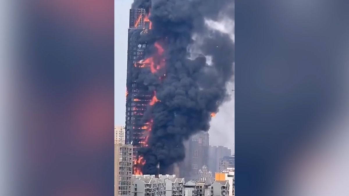 Plameny v Číně zachvátily 200metrový mrakodrap