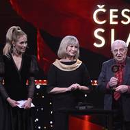 Do Síně slávy vstoupil Jiří Suchý. Na snímku s Jitkou Molavcovou a Terezou Pergnerovou.