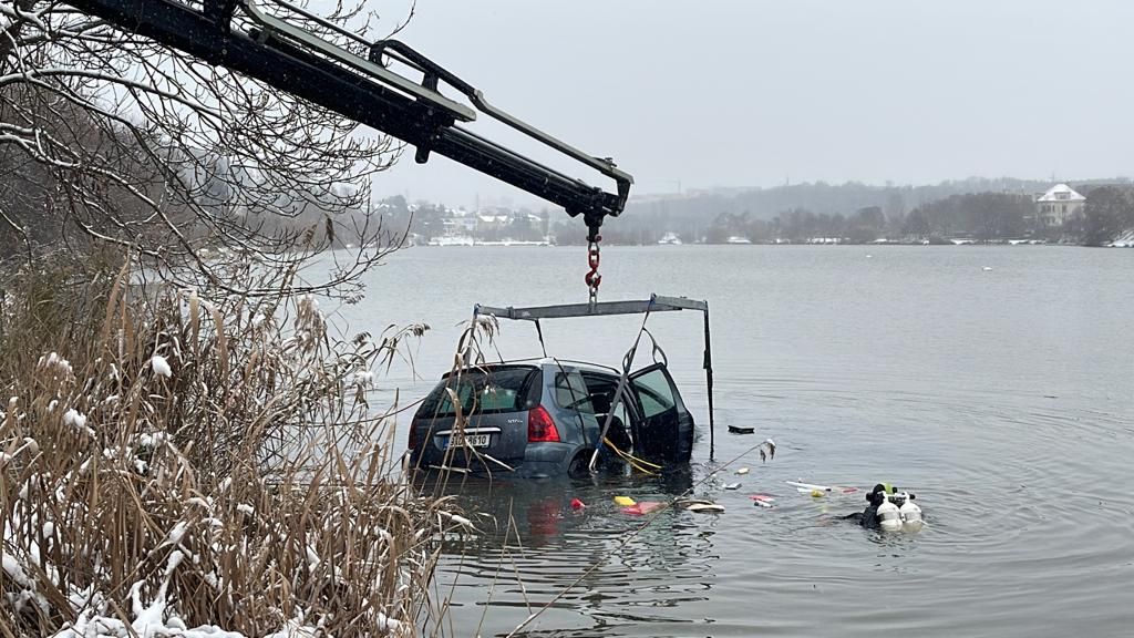 Auto v Praze sjelo do rybníka. Řidič ho špatně zabrzdil
