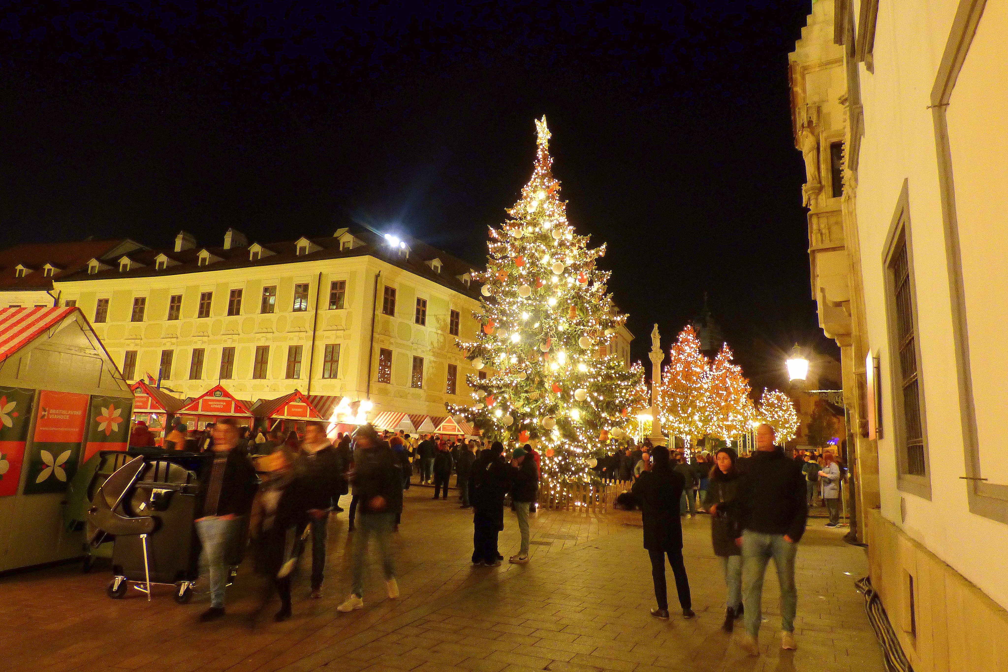 Na Hlavním náměstí nechybí obří vánoční strom.
