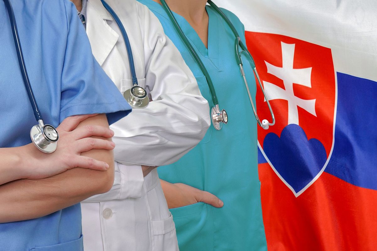 Lékaři na Slovensku stáhnou výpovědi. Dohodli se na platech jako mají v ČR