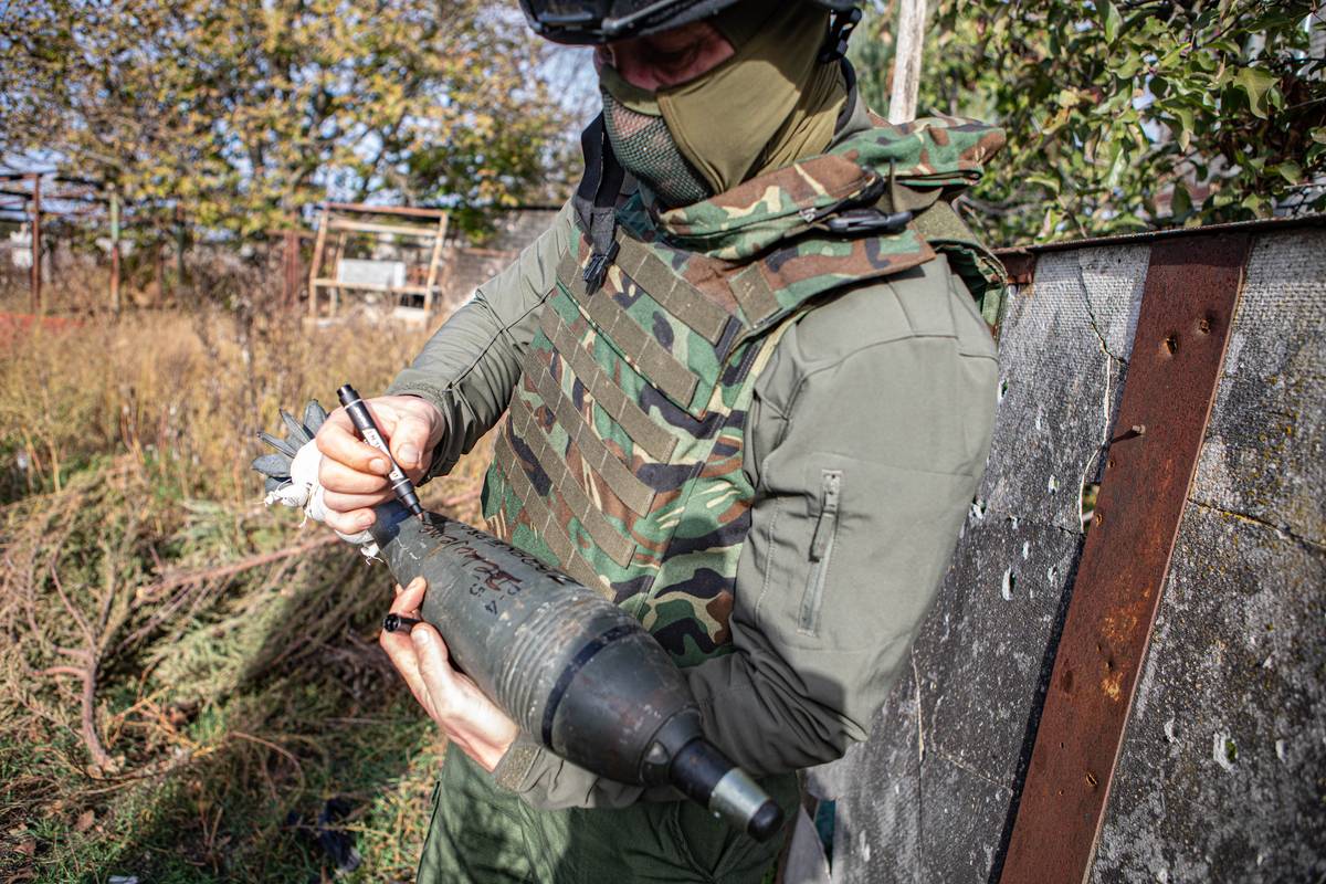 Petr píše vzkaz Rusům na minometný granát