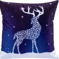 Sada 2 kusů povlaků na polštářky i motivy lesních zvířat a noční oblohy nese název Noční nebe. Cena 369 Kč