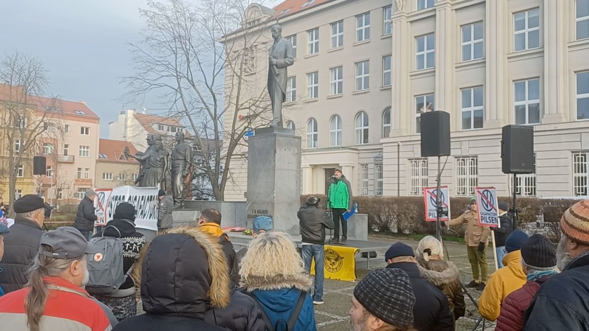 Letci  v Plzni protestují proti zvažovanému rušení letiště v Líních