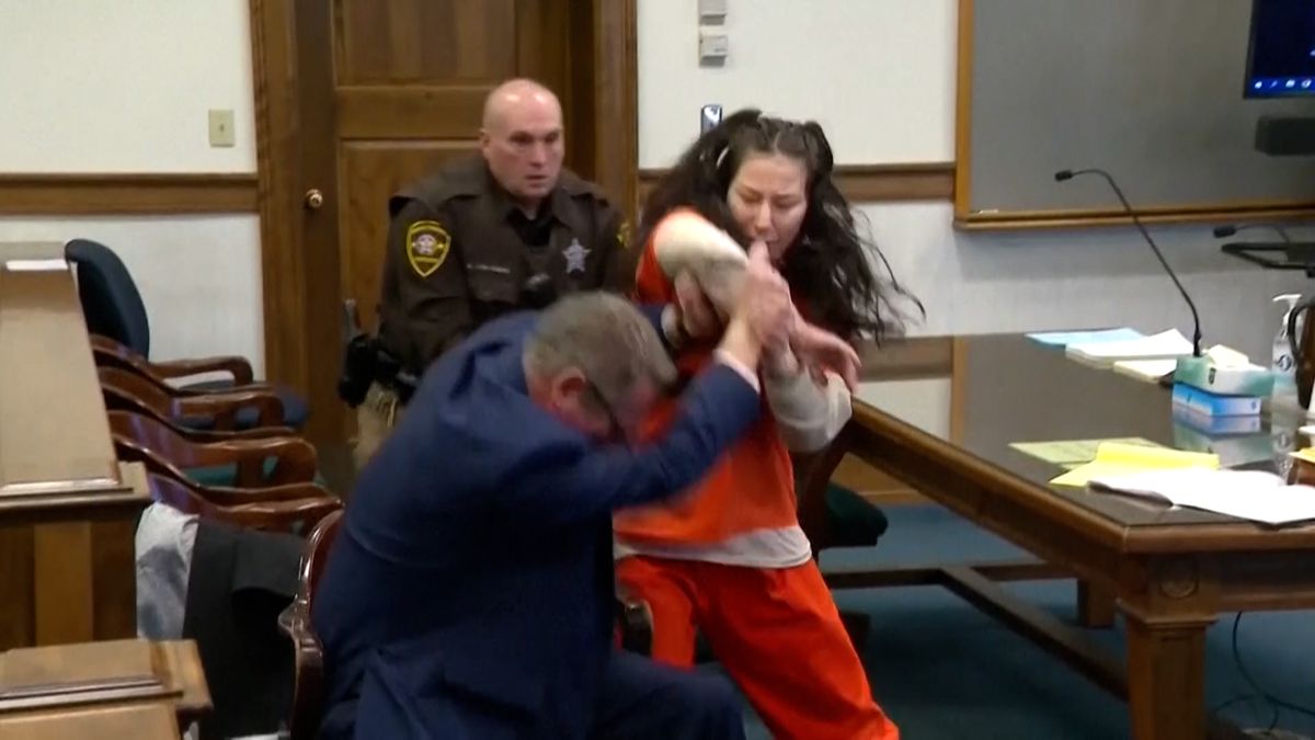 Američanka se u soudu vrhla na svého advokáta. Hájí ji v případu uříznuté hlavy při sexu